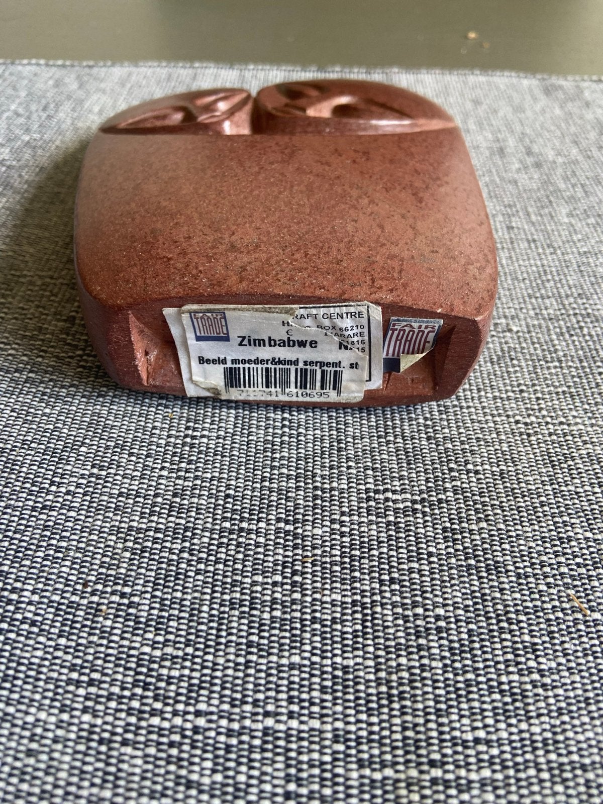 Mooi beeldje "Moeder en kind" van serpentijn uit Zimbabwe, Groep mensen, Minder dan 20 cm, Ophalen of Verzenden, Handgemaakt