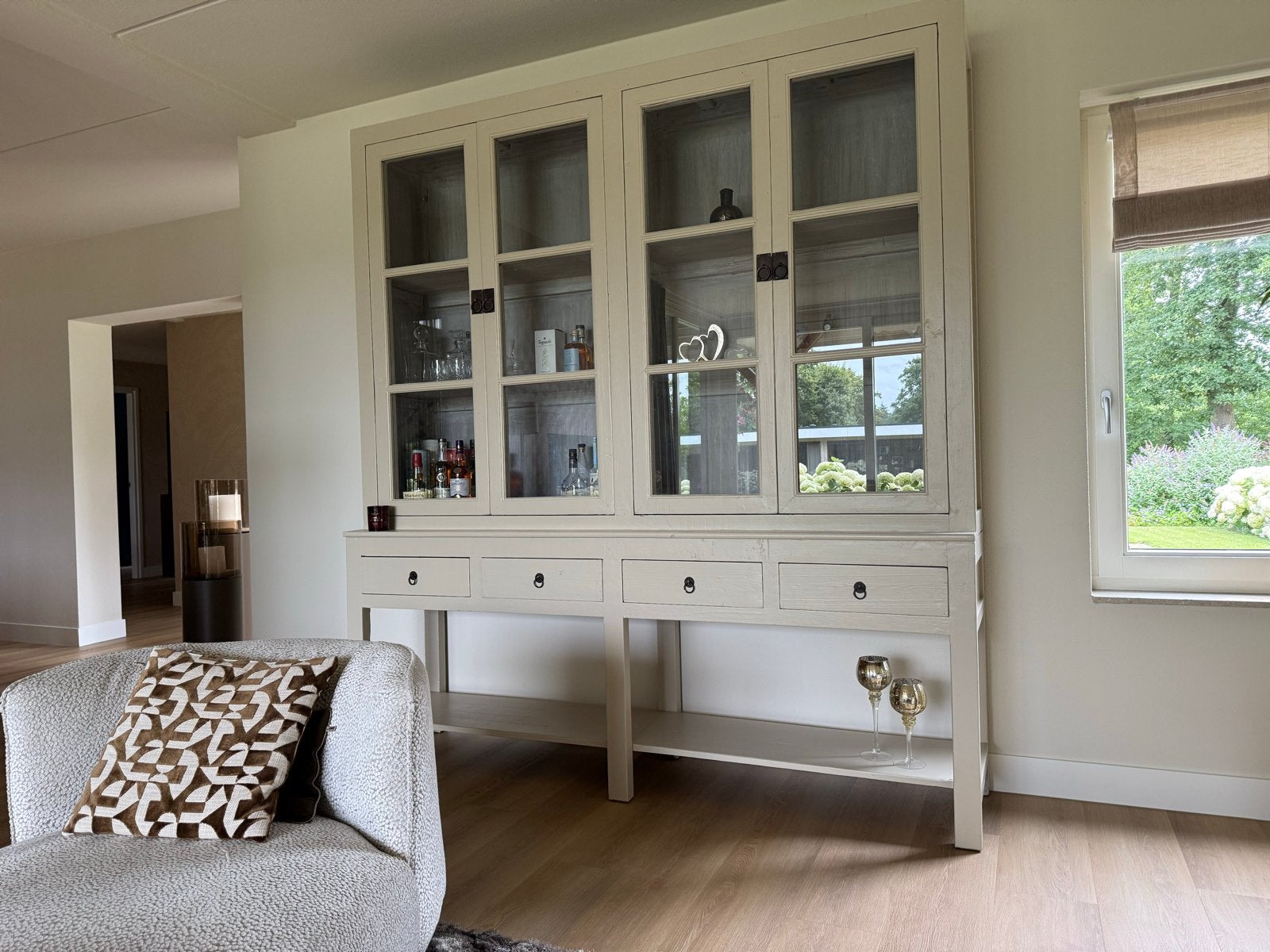 Stijlvolle vitrinekast met lades,trendy kit/creme kleur., Ophalen, Gebruikt, 200 cm of meer, 150 tot 200 cm