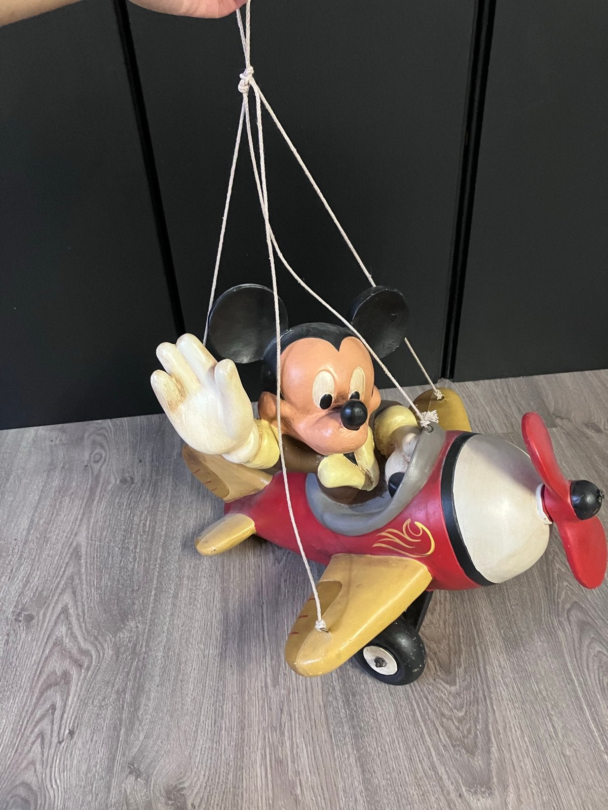Groot Mickey Mouse vliegtuig Disney decoratie, Verzamelen, Disney, Zo goed als nieuw, Beeldje of Figuurtje, Mickey Mouse, Ophalen