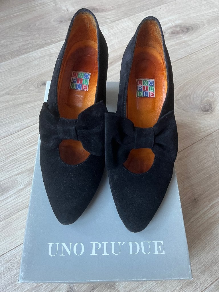 Zwarte suède pumps met strik, Pumps, Zwart, Ophalen of Verzenden, Zo goed als nieuw