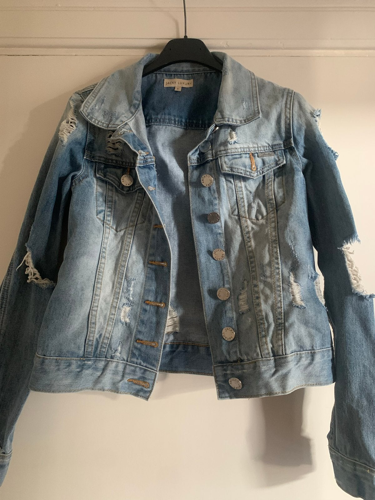 Stoere spijkerjas met gaten - valt als XS, Ophalen of Verzenden, Zo goed als nieuw, Maat 34 (XS) of kleiner, Blauw