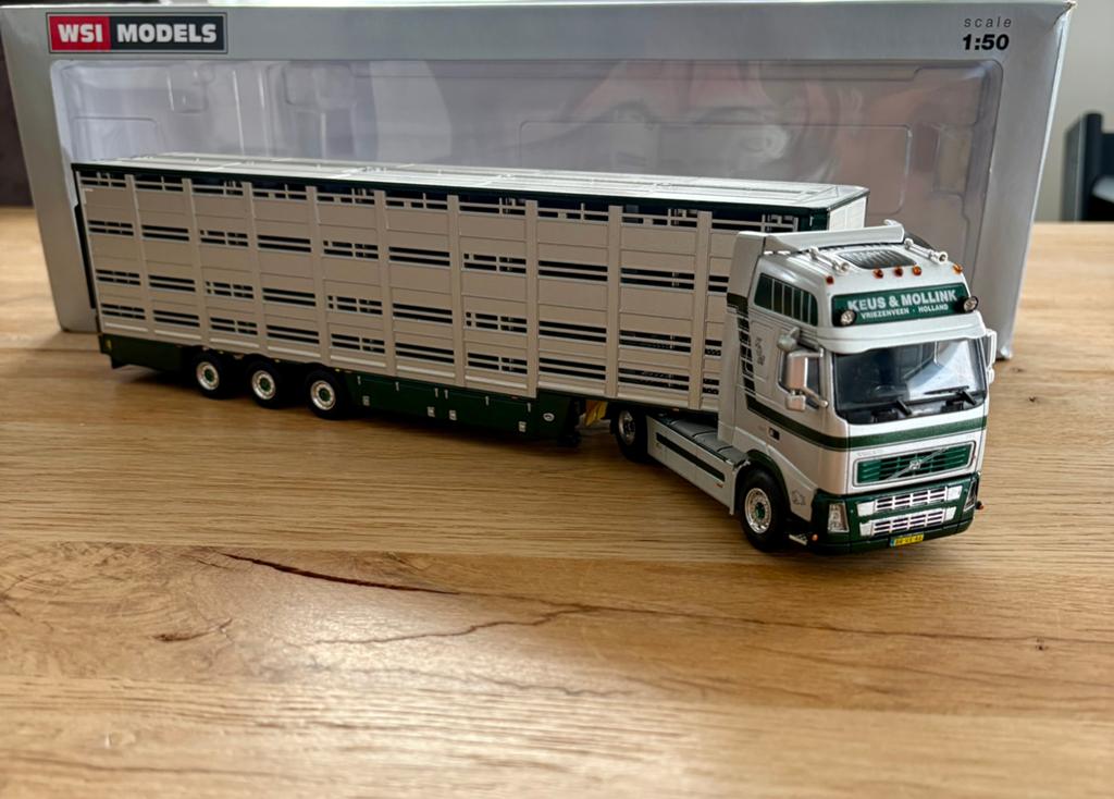 WSI 1:50 Volvo FH Keus en Mollink met 3-assige veeoplegger, Ophalen of Verzenden, Zo goed als nieuw, Bus of Vrachtwagen, Wsi