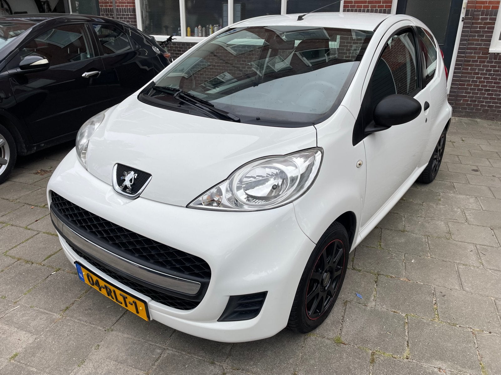 Peugeot 107 1.0 12V E-vti 68PK 3DR 2011 Wit, Voorwielaandrijving, Stof, 4 stoelen, Airbags