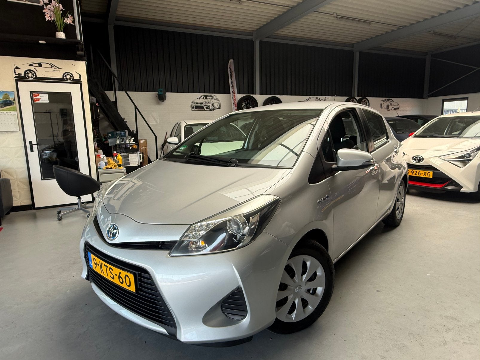 Toyota Yaris 1.5 Full Hybrid CVT 5DR Grijs NAP CRUISE LED, 1497 cc, 74 pk, 4 cilinders, 49 €/maand