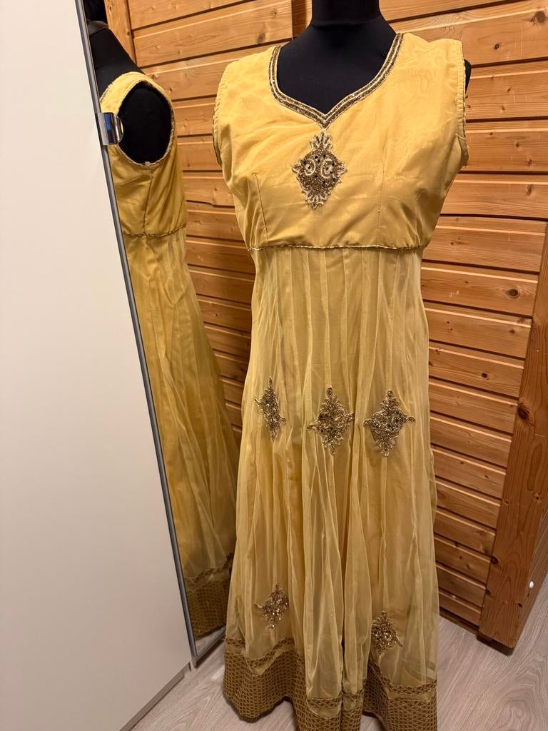 Indiase anarkali met sierlijke details, broek en sjaal, Maat 38/40 (M), Overige typen, Overige kleuren, Ophalen of Verzenden