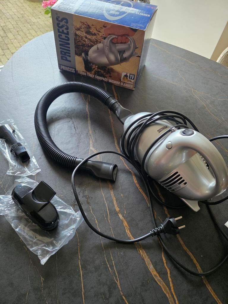 Princess Turbo Tiger Compact Vacuum Cleaner 700W. Stofzuiger, Ophalen of Verzenden, Zo goed als nieuw