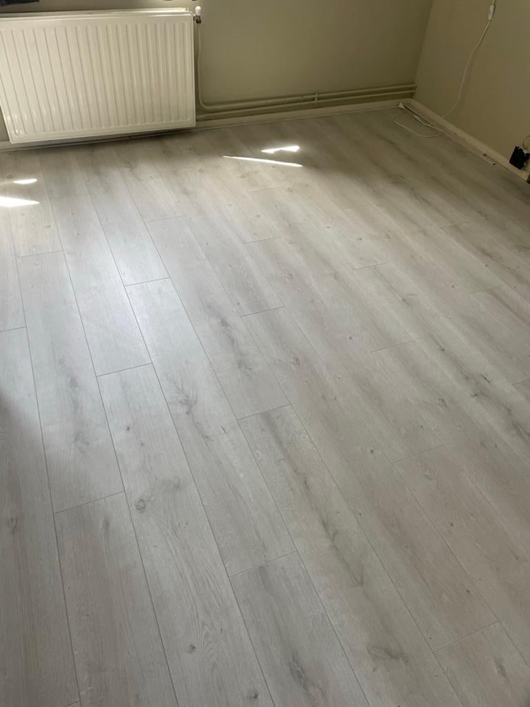Lichtgrijs laminaatvloer 25-30 m2  ikea Prärie, Ophalen, Zo goed als nieuw, 10 m² of meer, 10 tot 30 cm