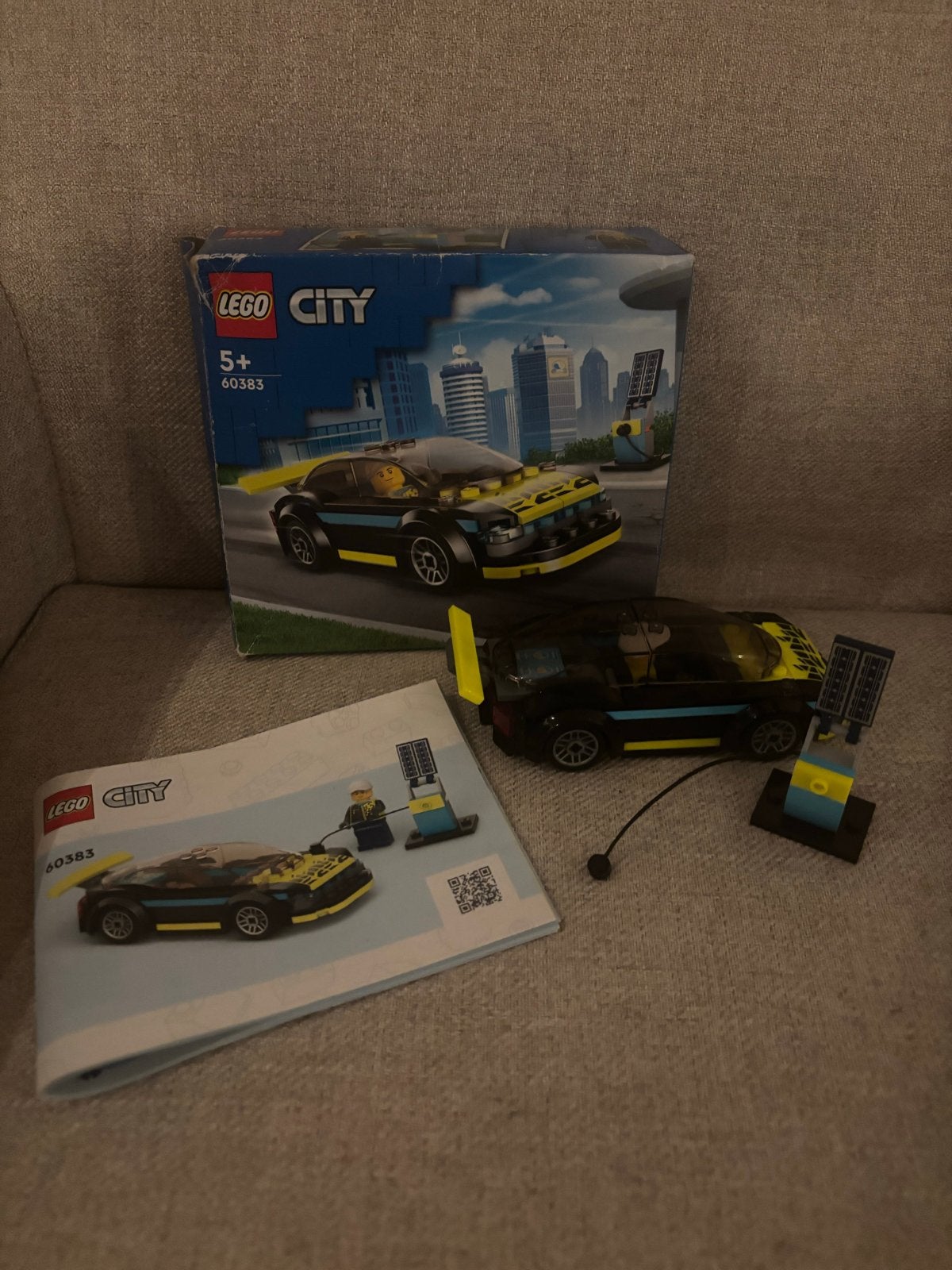 LEGO City 60383 Elektrische Sportwagen met Oplaadpunt, Ophalen of Verzenden, Zo goed als nieuw, Overige merken
