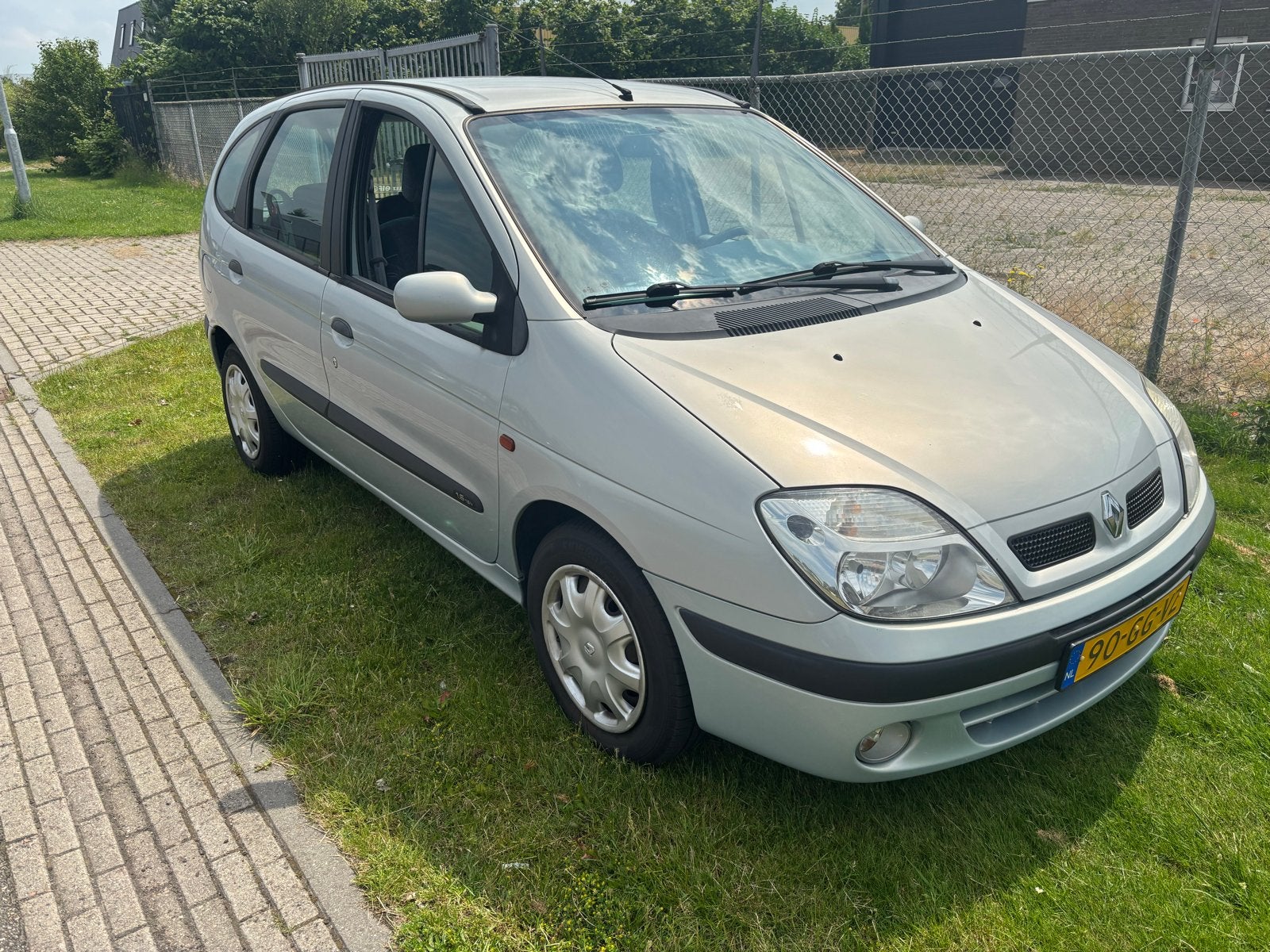 Renault Scénic 1.6 16V Expr 2000 Grijs, Auto's, Voorwielaandrijving, 1225 kg, 4 cilinders, Handgeschakeld