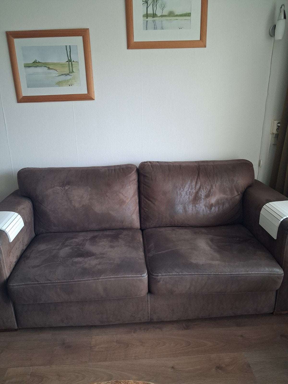 Comfortabele bruine bank - Zo goed als nieuw, Modern en comfortabel, Driepersoons, 75 tot 100 cm, Ophalen of Verzenden