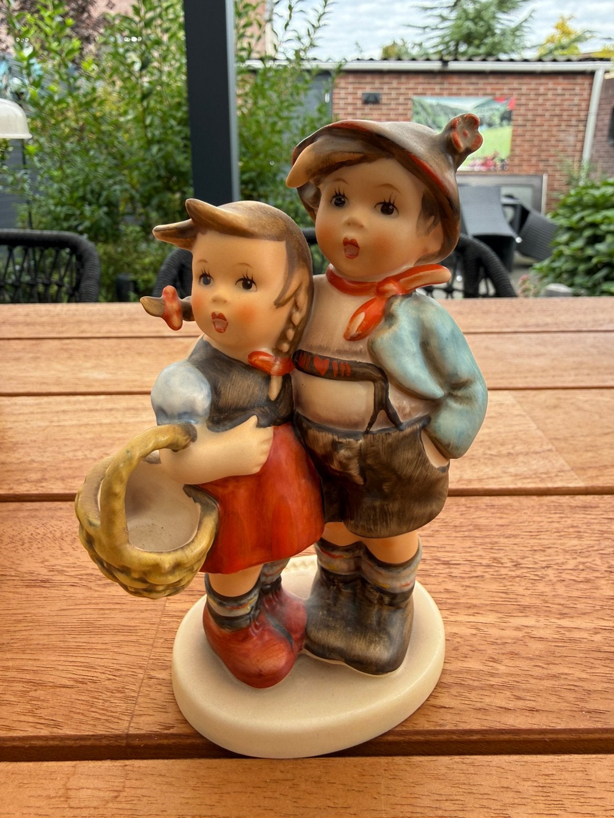Hummel beeldje Surprise - Jongen en Meisje, Ophalen of Verzenden, Zo goed als nieuw, Hummel