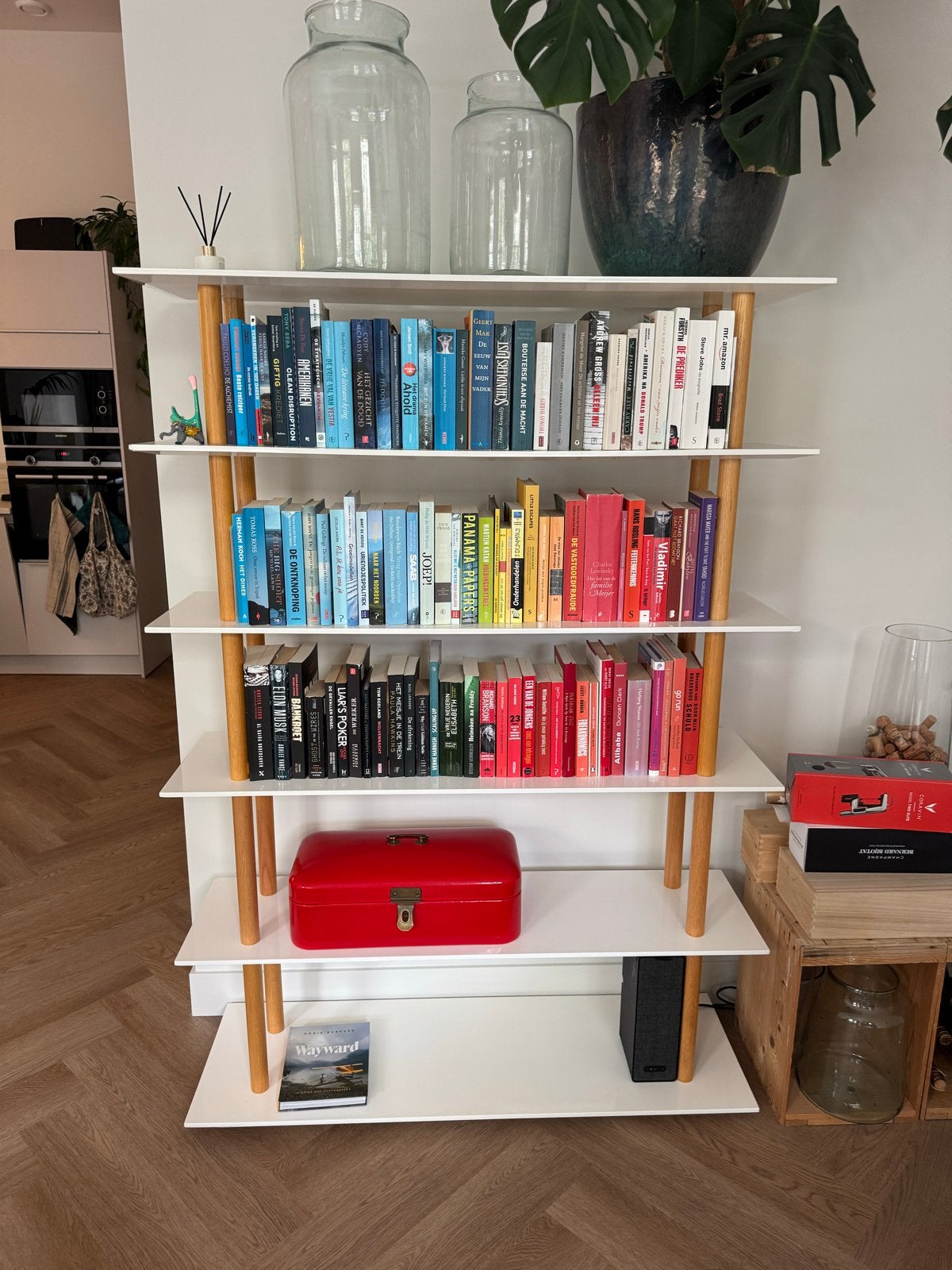 Boekenkast met witte planken en houten staanders van ZUIVER, Ophalen, Met plank(en), 100 tot 150 cm, 150 tot 200 cm