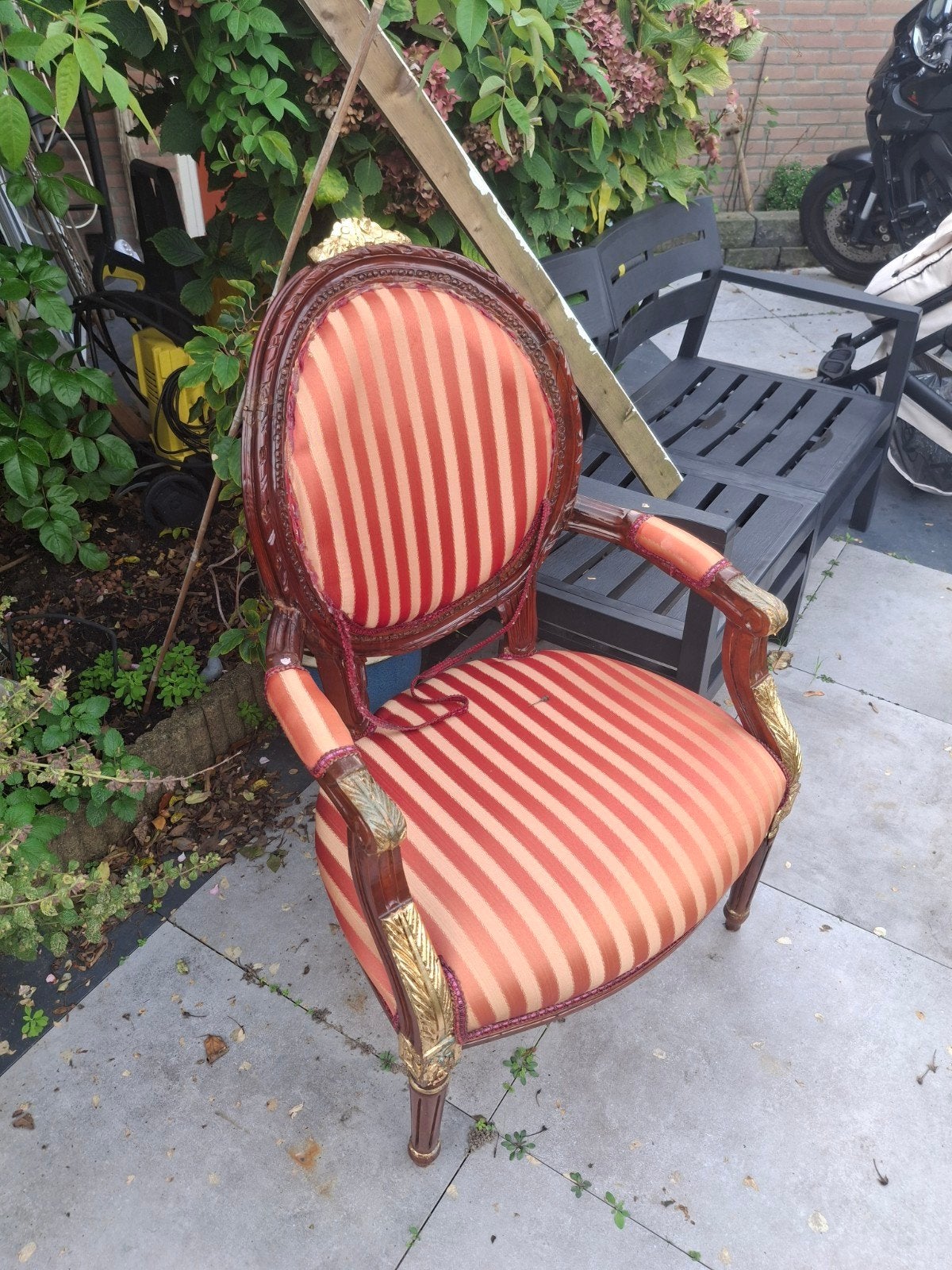 Klassieke fauteuil met rood gestreepte bekleding, Antiek en Kunst, Ophalen of Verzenden