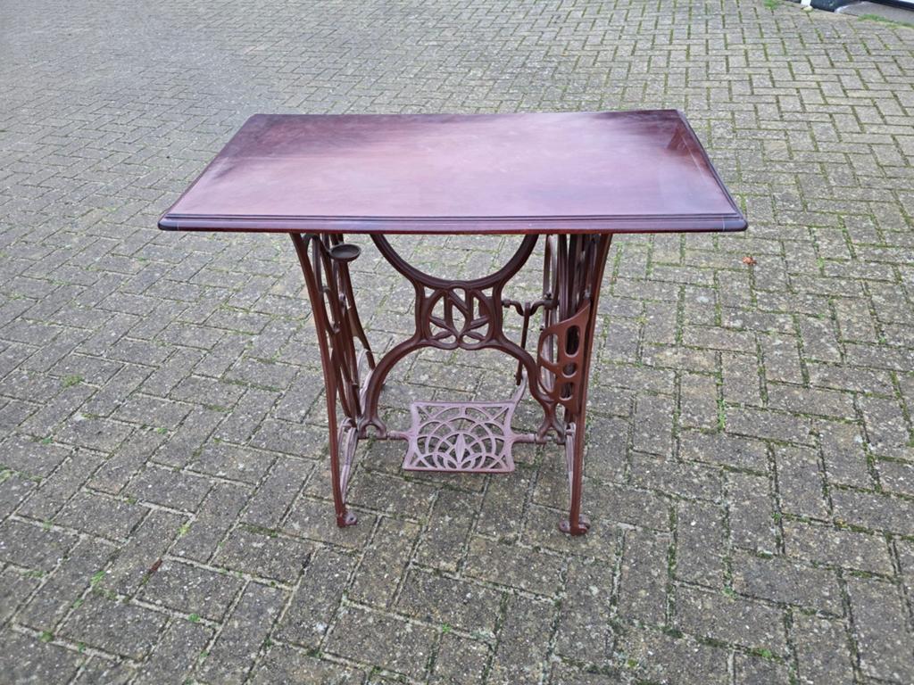 Tafel met naaimachine onderstel, Ophalen