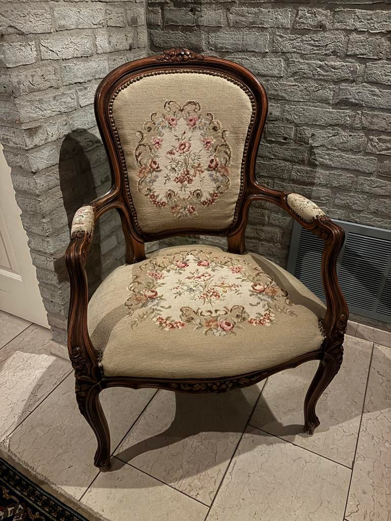 Louis XV-stijl fauteuil met naaldwerkbekleding, Huis en Inrichting, Fauteuils, Minder dan 75 cm, Ophalen of Verzenden, Zo goed als nieuw