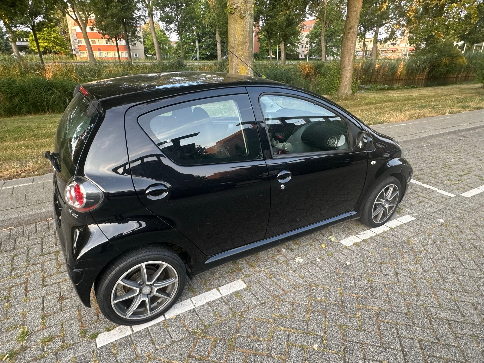 Toyota Aygo 1.0 12V Vvt-i 5DRS MMT 2010 Zwart, Zwart, 4 stoelen, Origineel Nederlands, Particulier