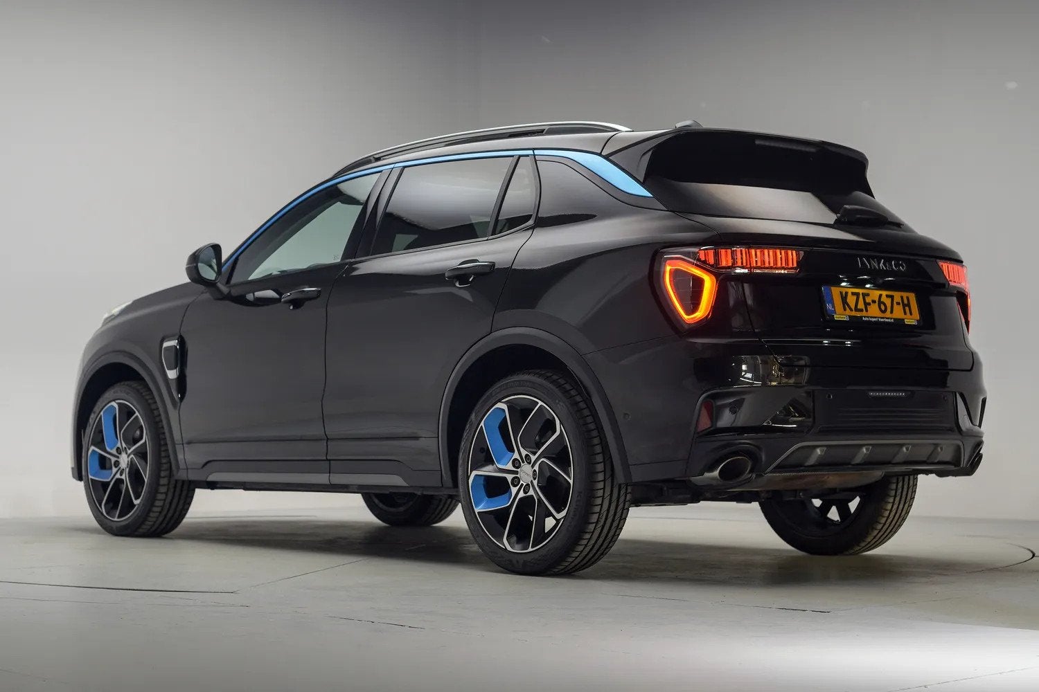 Lynk & Co 01 1.5 PHEV MY22 6,6kW Zwart [ Pano 360ºcam Infin, Auto's, Zwart, Plug-in hybride, Bedrijf, 1854 kg