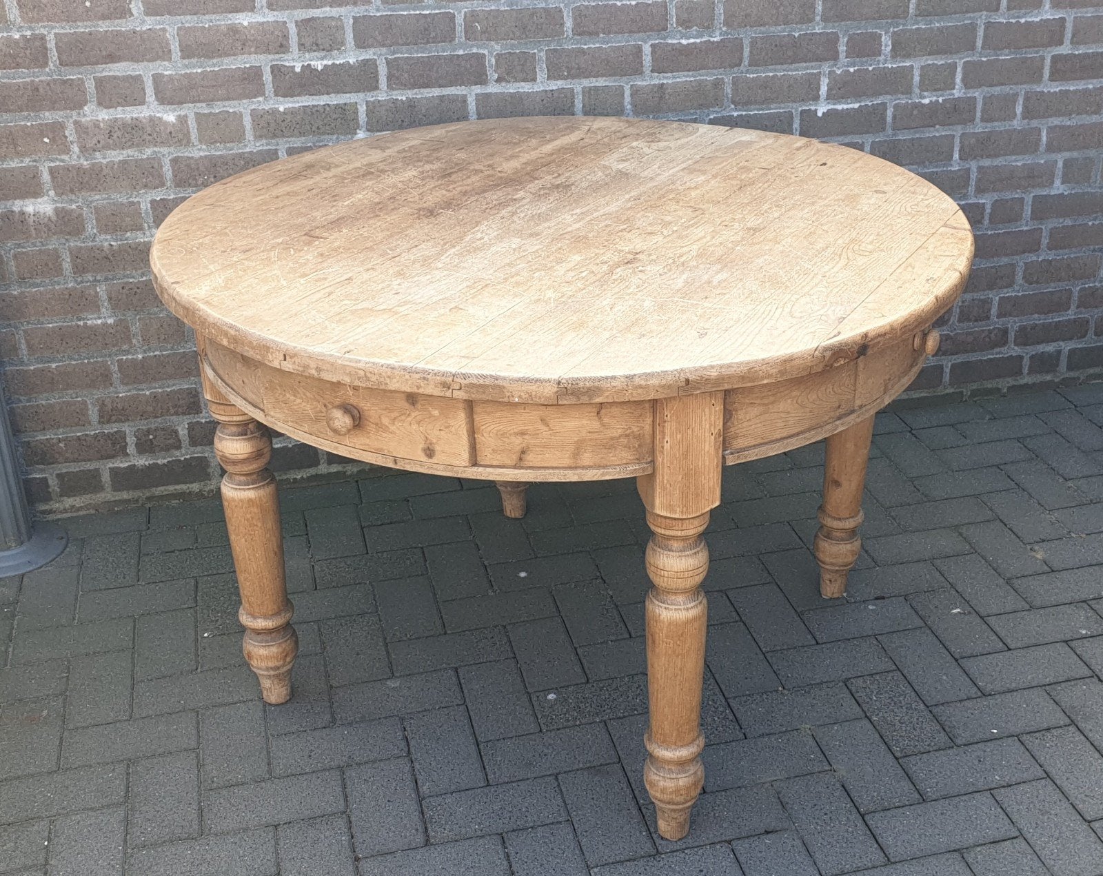 Antieke ronde grenen tafel met lade, Ophalen