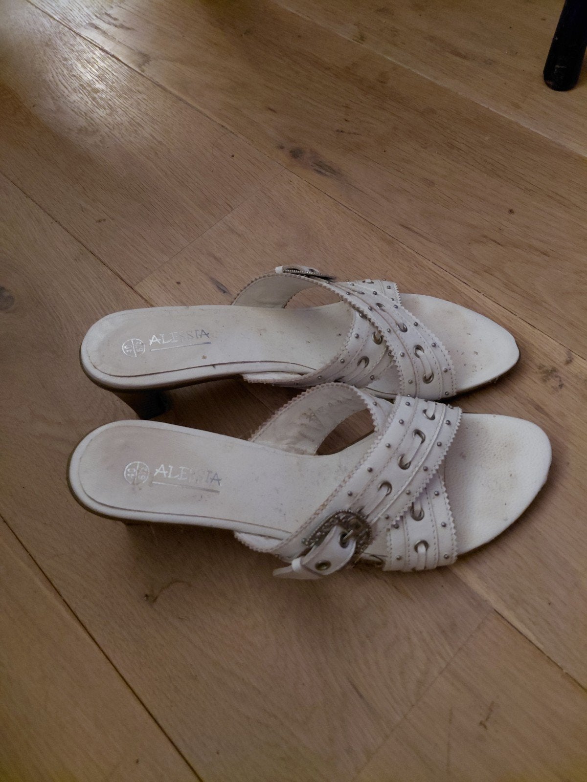 Witte slippers met hak - Maat 40, Schoenen met lage hakken, Wit, Ophalen of Verzenden, Gedragen