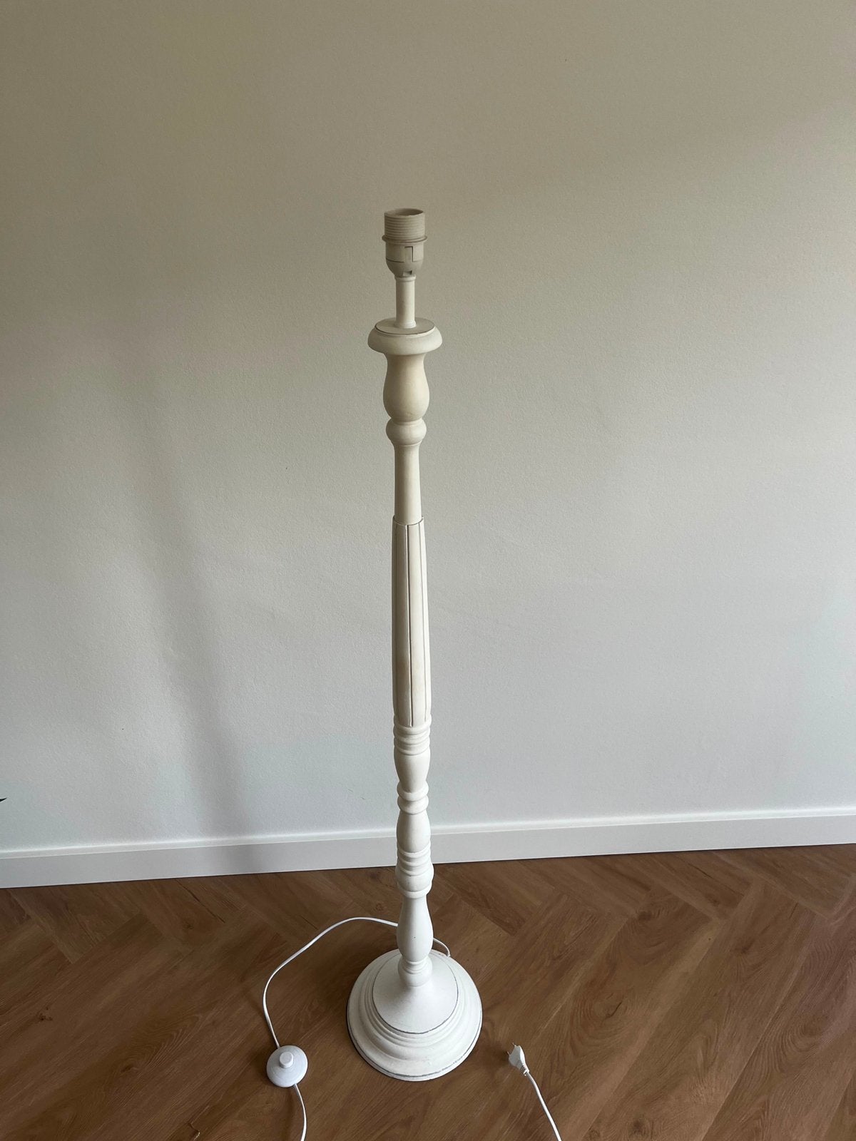 Witte houten lampenvoet - Klassiek design, Huis en Inrichting, Ophalen, Gebruikt, E27 (groot), Minder dan 100 cm