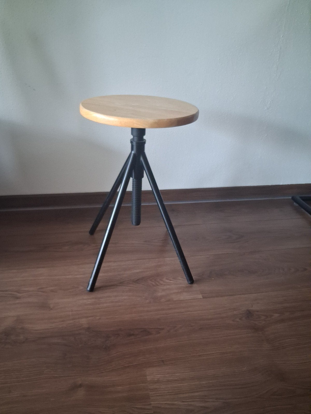 Verstelbare kruk met houten zitting en metalen poten, Ophalen, In hoogte verstelbaar, Gebruikt, Hout