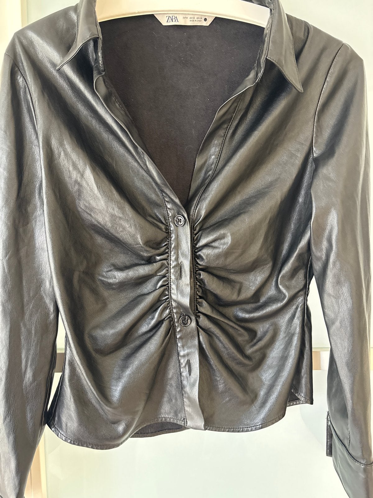 Zara Faux Leren Blouse Zwart - Maat M, Kleding | Dames, Blouses en Tunieken, Ophalen of Verzenden, Zo goed als nieuw, Maat 38/40 (M)