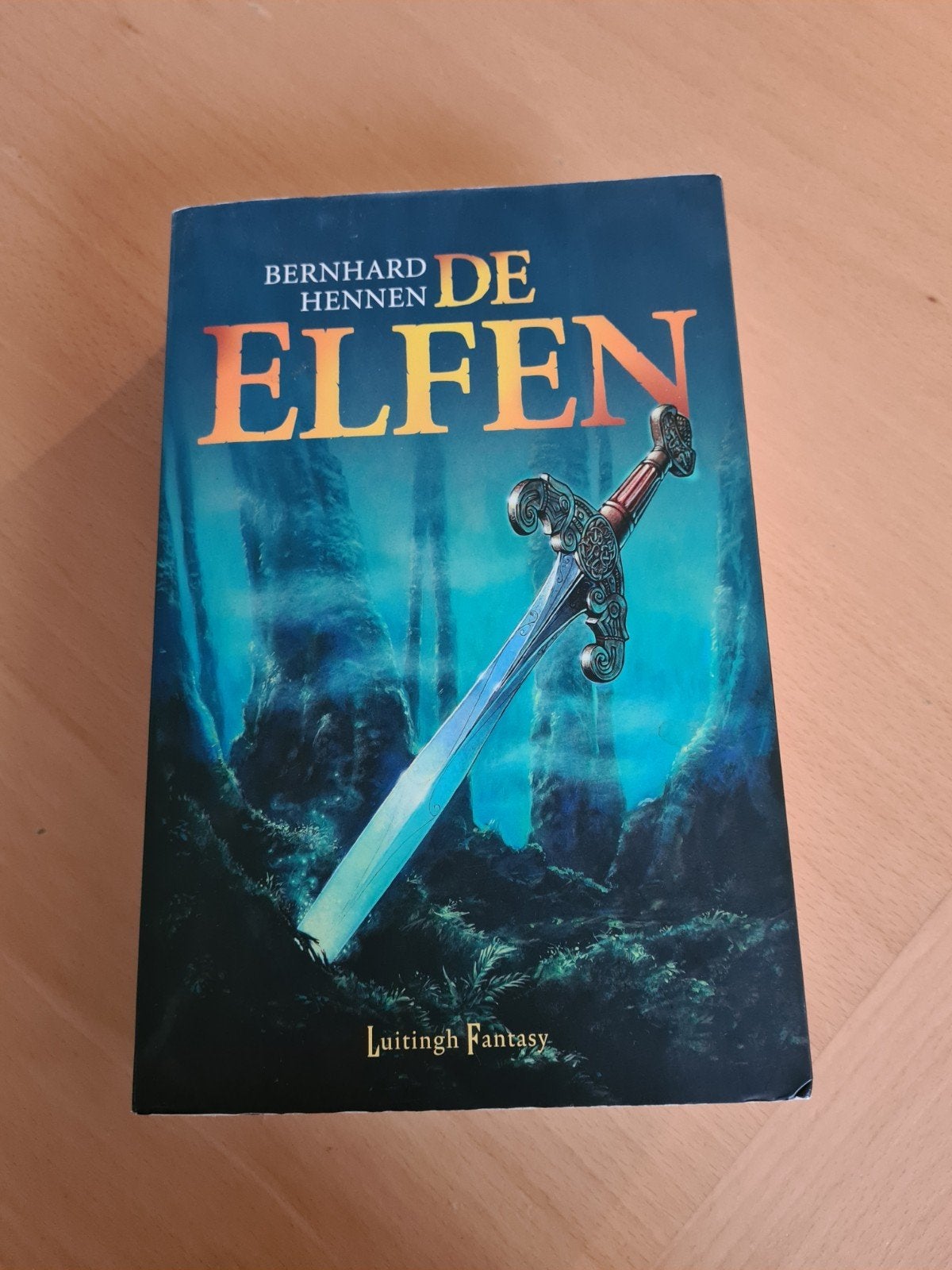 De Elfen - Bernard Hennen, Ophalen of Verzenden, Zo goed als nieuw