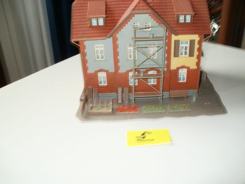 Vollmer/kibri Ho gebouw / hotel voor bij de treinbaan., Hobby en Vrije tijd, Modeltreinen | H0, Overige merken, Gelijkstroom of Wisselstroom