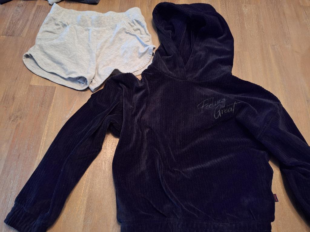 WE zwarte hoody en Pepperts lichtgrijze korte broek 122-128, Kinderen en Baby's, Kinderkleding | Maat 122, Overige typen, Meisje