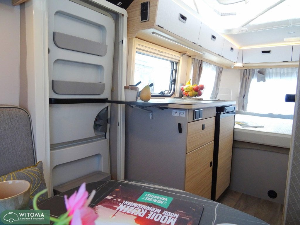 Eriba Touring 430 Nu met gratis mover, Schokbreker, 4 tot 5 meter, Eriba, Dwarsbed