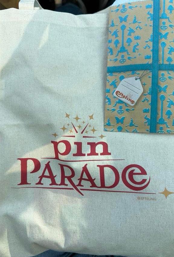 Efteling Pin Parade jubileum tas met inhoud en hooghmoed pin, Ophalen of Verzenden, Nieuw, Button of Speldje