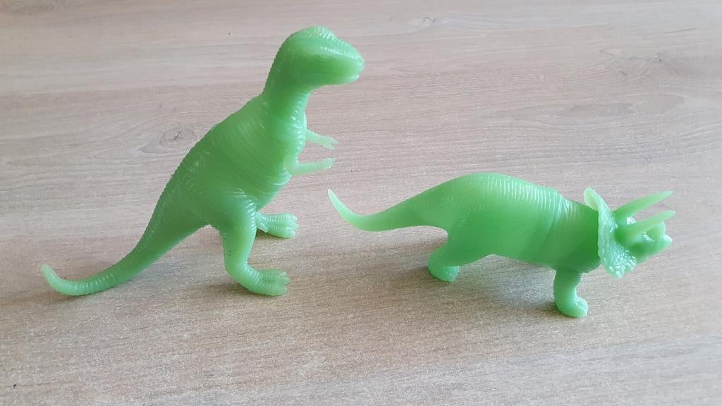 2 dinosaurussen/ dino's glow in the dark., Ophalen of Verzenden, Zo goed als nieuw, Beeldje of Figuurtje