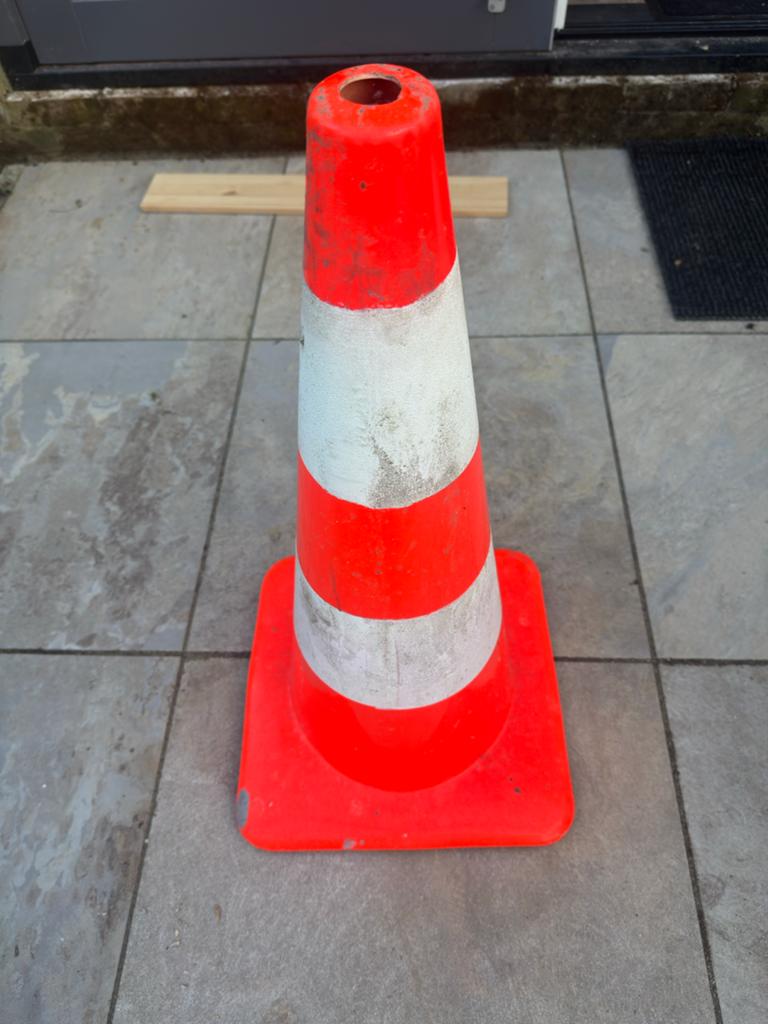 Verkeerskegel / Pylon - Oranje met witte strepen 74 hoog, Doe-het-zelf en Verbouw, Overige Doe-het-zelf en Verbouw, Ophalen of Verzenden