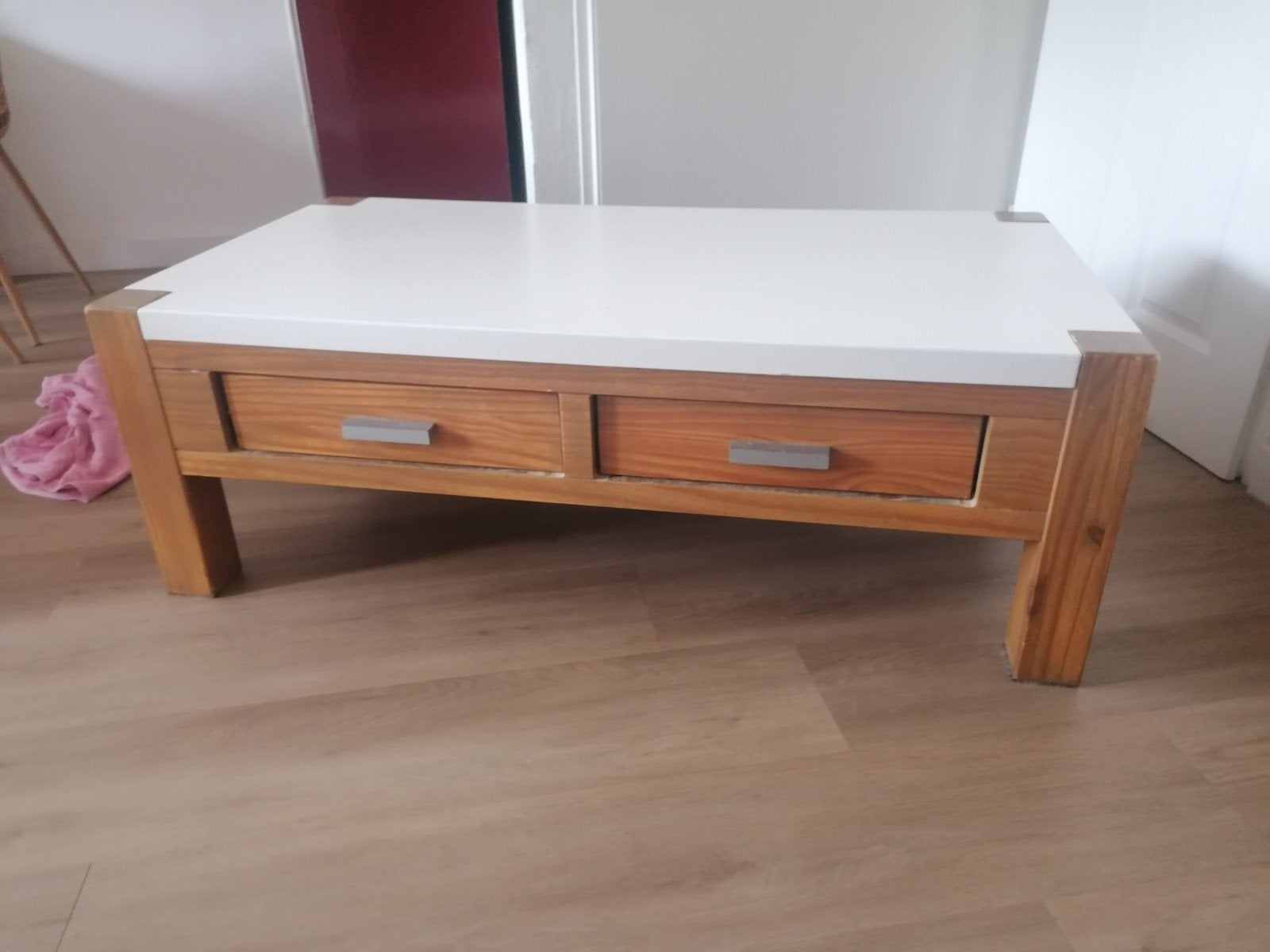 Salontafel met lades, wit blad en houten onderstel, Huis en Inrichting, Gebruikt, 100 tot 150 cm, Overige houtsoorten, Modern