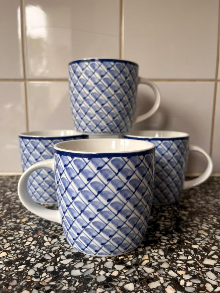 4 blauwe mokken, Huis en Inrichting, Keuken | Servies, Ophalen of Verzenden, Zo goed als nieuw, Overige stijlen, Kop(pen) en/of Schotel(s)