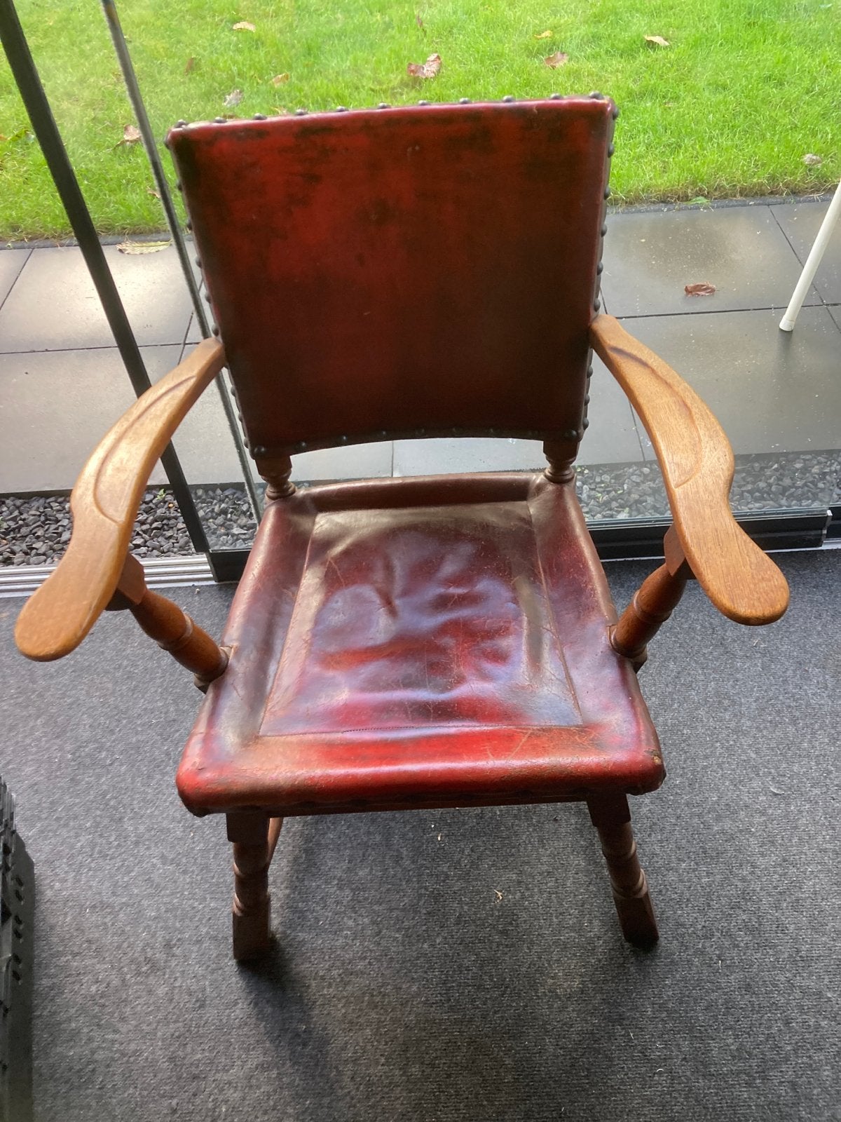 Antieke leren fauteuil met houten armleuningen, Ophalen