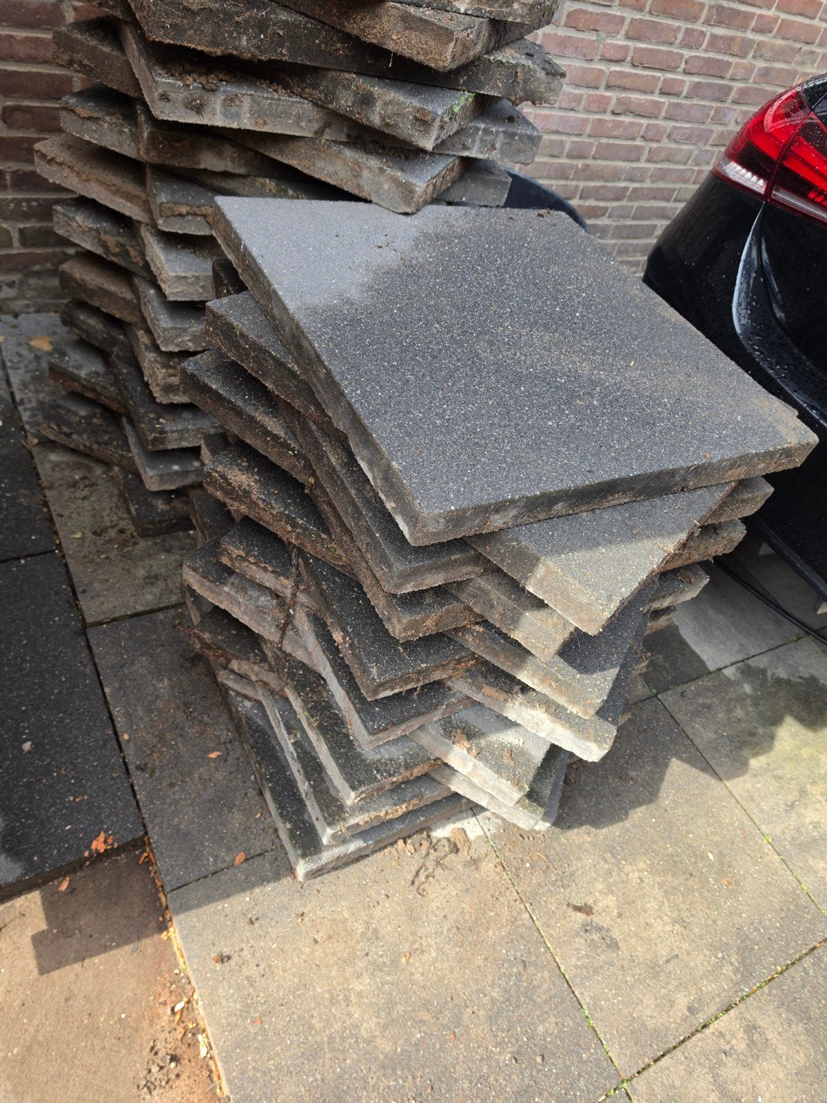 Gratis af te halen: 35 lichtgrijze betontegels (60x60x5 cm), Ophalen, Gebruikt, 10 m² of meer, Beton