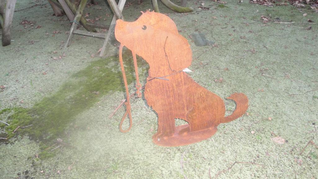cortenstaal metalen hond met riem in zijn bekje, Tuin en Terras, Ophalen of Verzenden, Nieuw, Metaal, Dierenbeeld