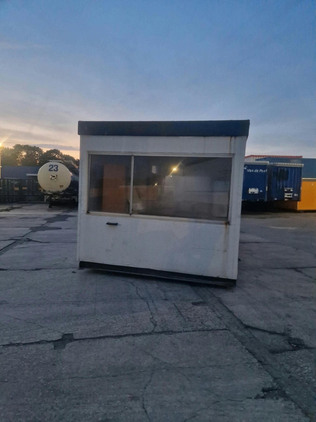 6x3 unit met veel ramen 500 euro, Ophalen of Verzenden
