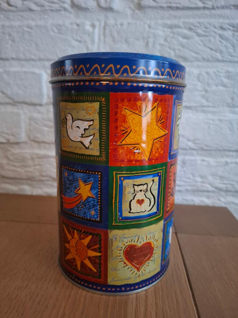 Als nieuw. Bont gekleurd blik. Blauw. H 18 cm. Ø 11 cm., Verzamelen, Blikken, Ophalen of Verzenden, Zo goed als nieuw