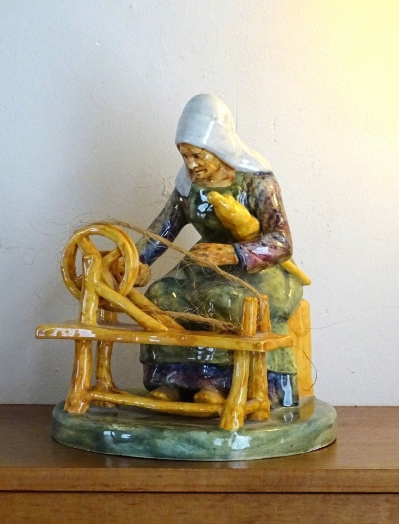 Majolica Beeld Géo Martel Vrouw met Spinnewiel Aardewerk, Ophalen of Verzenden