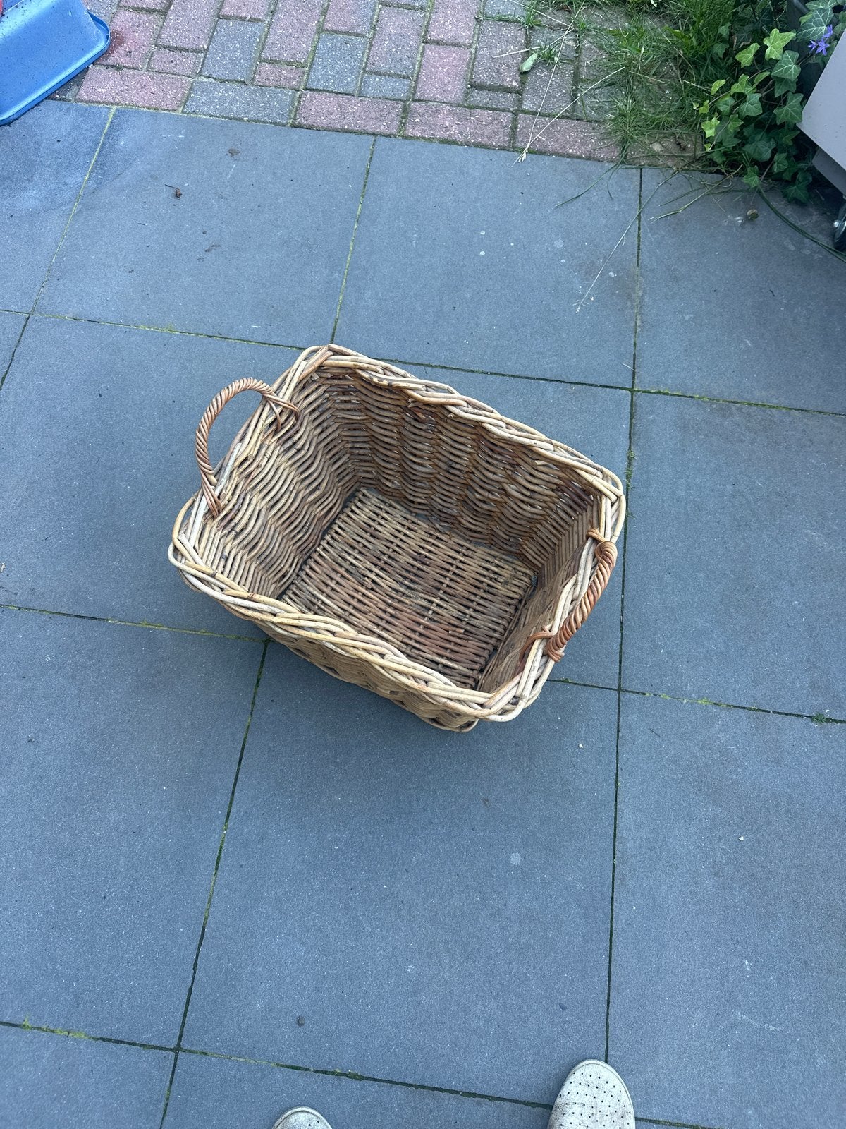 Grote rieten mand met handvatten, Huis en Inrichting, Woonaccessoires | Schalen en Manden, Ophalen, Gebruikt, Mand, Riet