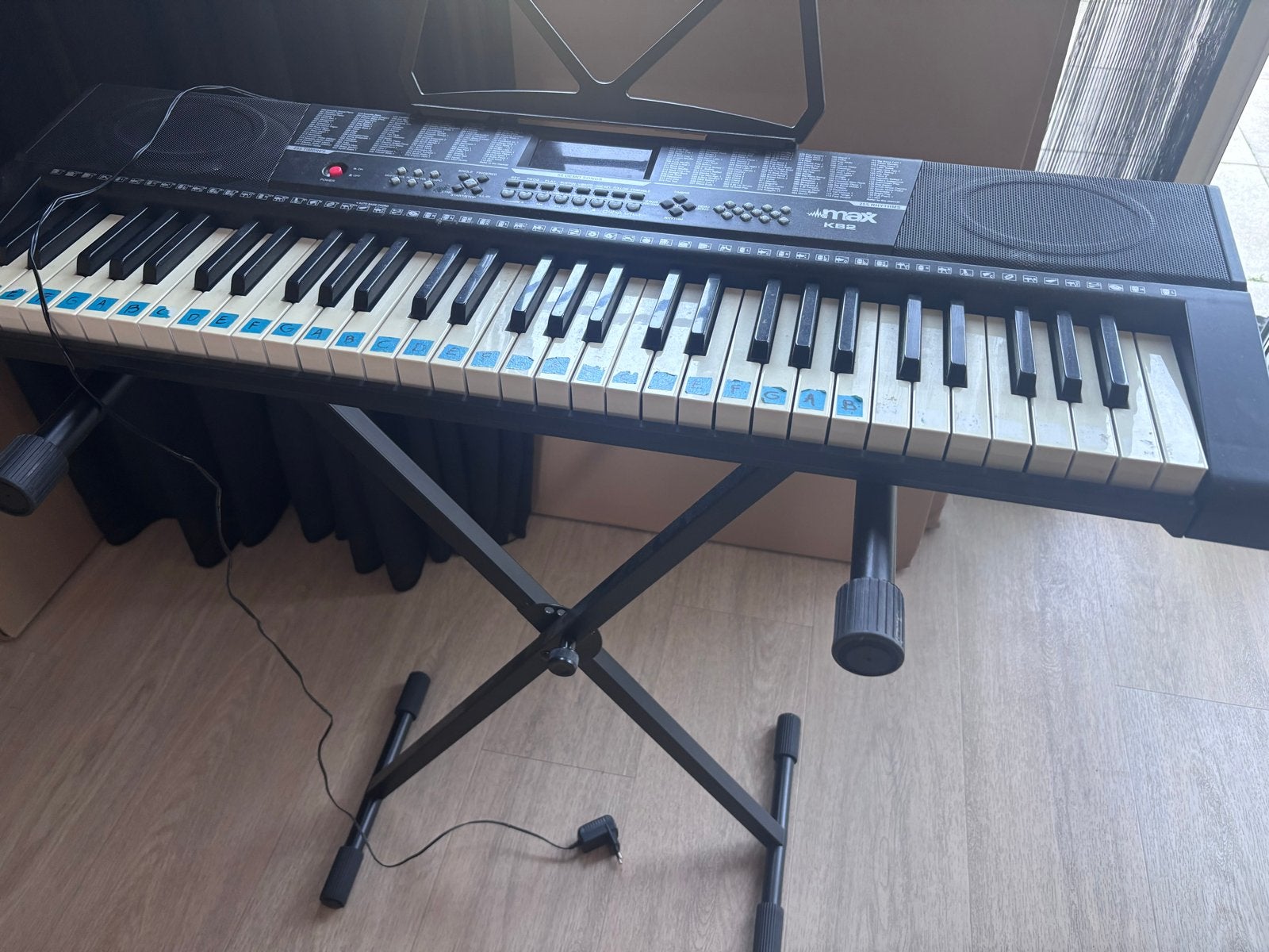 Max KB2 Keyboard met standaard - Zo goed als nieuw, 61 toetsen, Zo goed als nieuw, Met standaard, Ophalen