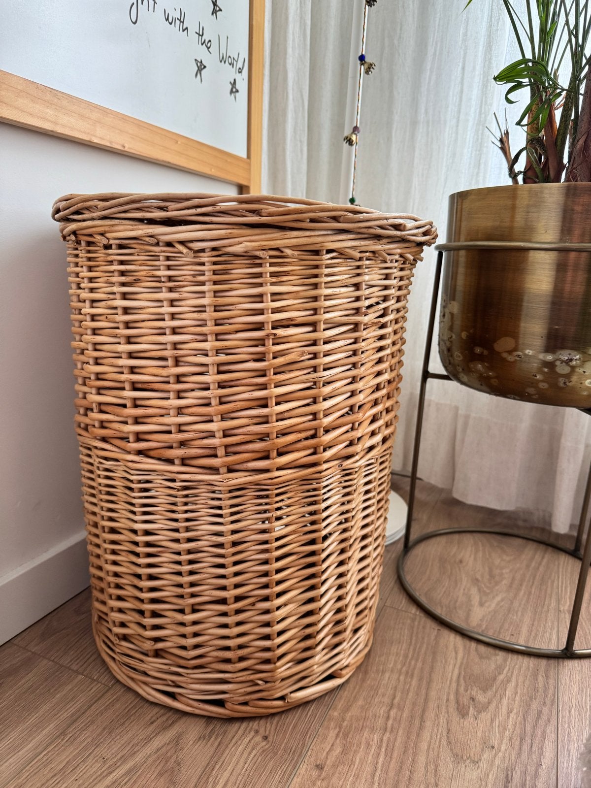 Grote rieten mand met deksel, Huis en Inrichting, Woonaccessoires | Schalen en Manden, Ophalen, Gebruikt, Gevlochten, Mand