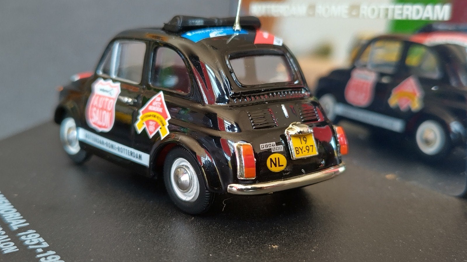 Fiat 500 Jan Apetz Bijenkorf Special 1:43 Vitesse Pol, Hobby en Vrije tijd, Modelauto's | 1:43, Overige merken, Auto, Verzenden