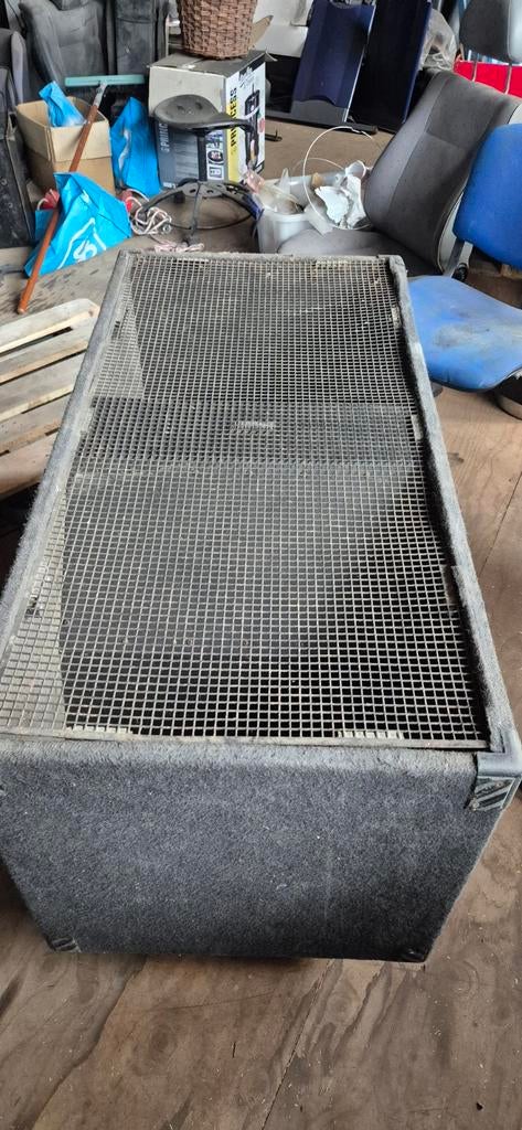 Grote luidspreker met metalen rooster, Gebruikt, Ophalen of Verzenden, 120 watt of meer, Subwoofer