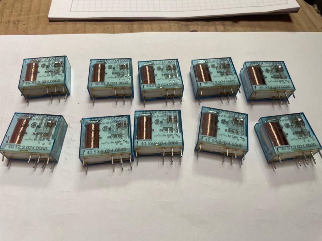 10 stuks Finder 40.52.9.024.0000 relais 24VDC 8A 250V, Ophalen, Gebruikt