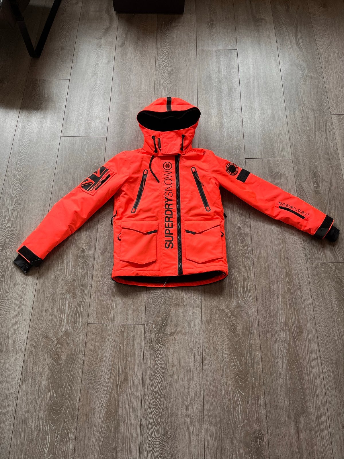 Superdry Snow Rescue Edition Ski Jas Maat M Neon Oranje, Kleding | Heren, Wintersportkleding, Ophalen, Zo goed als nieuw, Jack