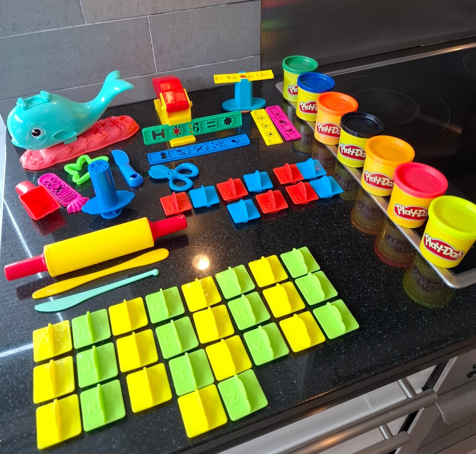 Play-Doh set met walvis, letters, cijfers en 7 potjes klei, Ophalen of Verzenden, Gebruikt, Taal en Lezen