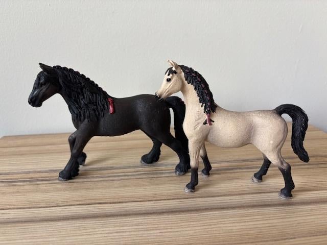 Schleich Friese merrie & Arabische Merrie, Ophalen of Verzenden, Zo goed als nieuw, Paard, Beeldje of Figuurtje